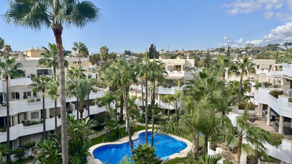 Nueva Andalucia, Amplio apartamento en venta en Fuente Aloha, Marbella