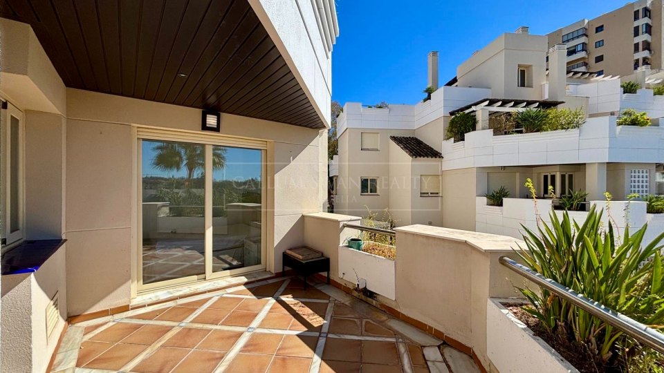 Nueva Andalucia, Amplio apartamento en venta en Fuente Aloha, Marbella