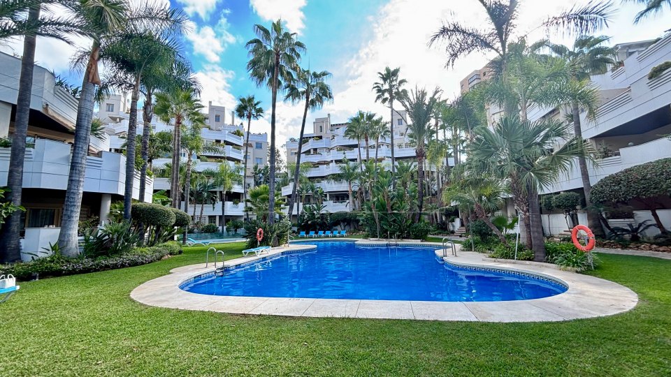 Nueva Andalucia, Amplio apartamento en venta en Fuente Aloha, Marbella