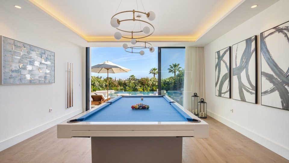 Nueva Andalucia, Villa contemporánea con vistas al campo de golf en el Valle del Golf, Marbella
