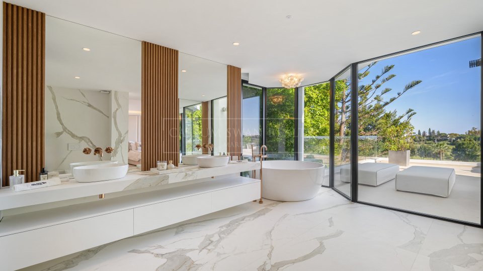 Nueva Andalucia, Villa contemporánea con vistas al campo de golf en el Valle del Golf, Marbella