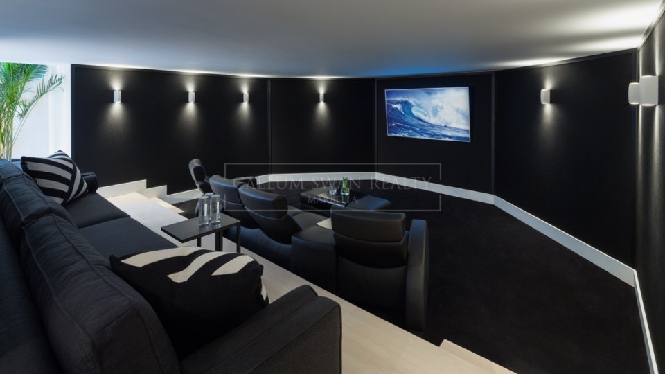 Nueva Andalucia, Preciosa villa en primera línea de golf en Nueva Andalucía, Marbella