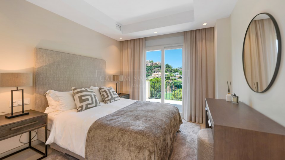 Benahavis, Casa adosada renovada con vistas al campo de golf en La Quinta, Benahavís