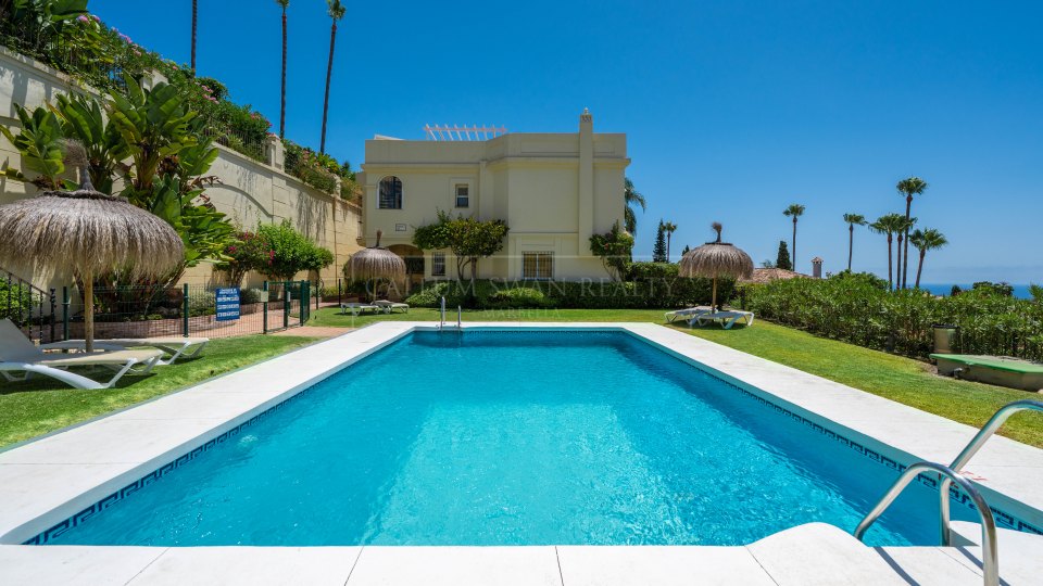 Benahavis, Casa adosada renovada con vistas al campo de golf en La Quinta, Benahavís
