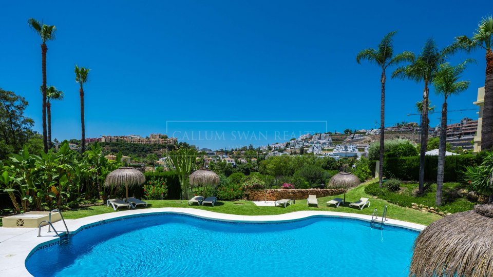 Benahavis, Casa adosada renovada con vistas al campo de golf en La Quinta, Benahavís