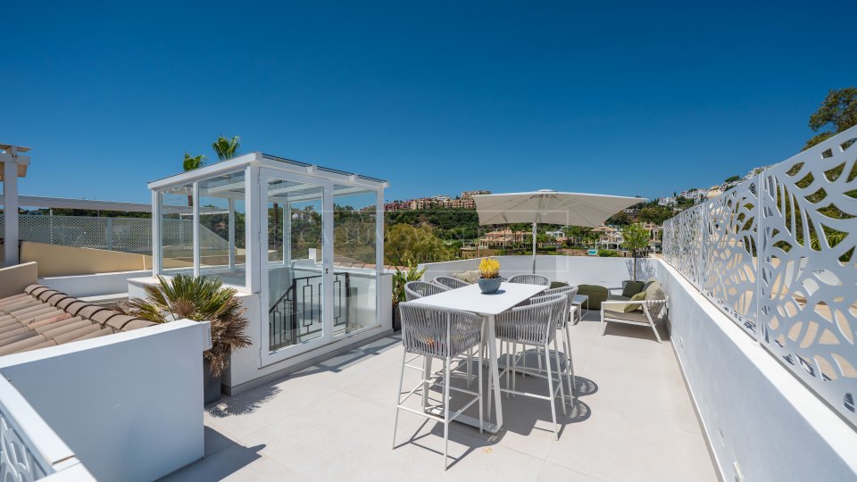 Benahavis, Casa adosada renovada con vistas al campo de golf en La Quinta, Benahavís