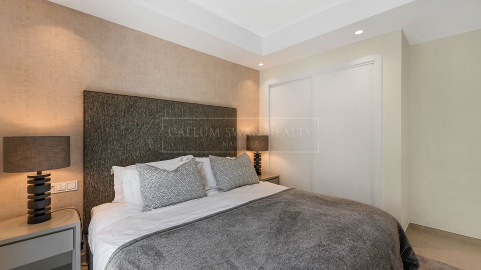 Benahavis, Casa adosada renovada con vistas al campo de golf en La Quinta, Benahavís