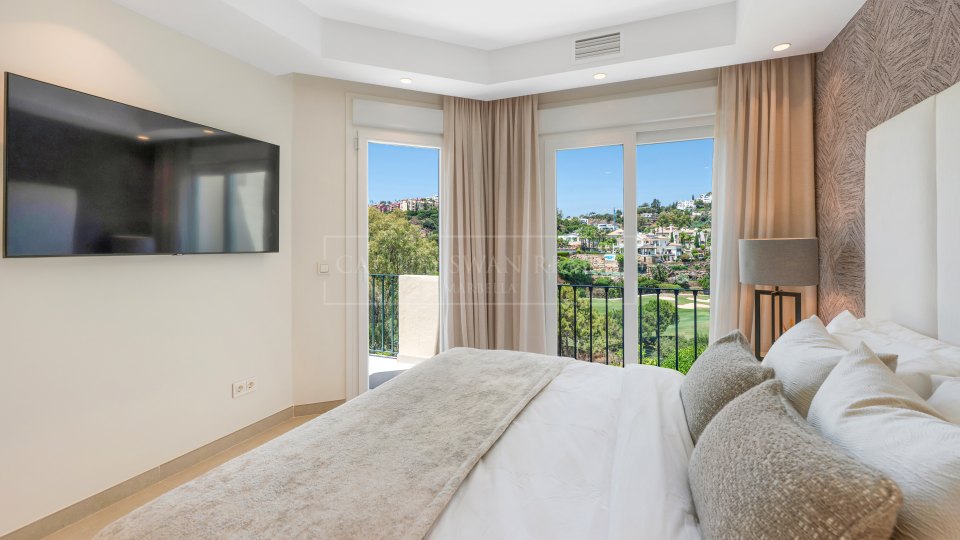 Benahavis, Casa adosada renovada con vistas al campo de golf en La Quinta, Benahavís