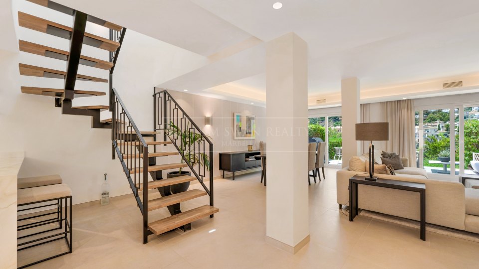 Benahavis, Casa adosada renovada con vistas al campo de golf en La Quinta, Benahavís