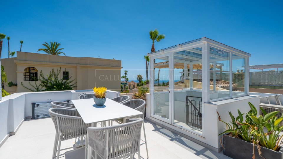 Benahavis, Casa adosada renovada con vistas al campo de golf en La Quinta, Benahavís