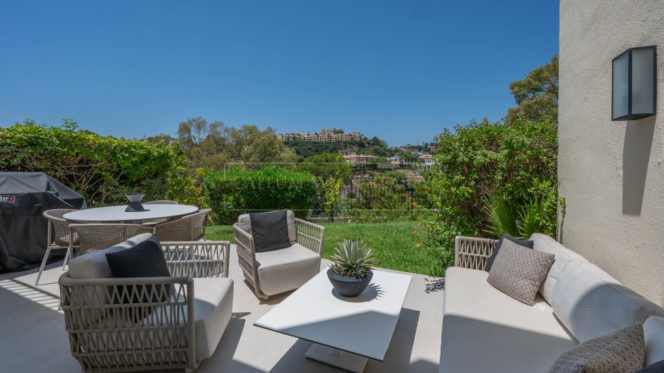 Benahavis, Casa adosada renovada con vistas al campo de golf en La Quinta, Benahavís