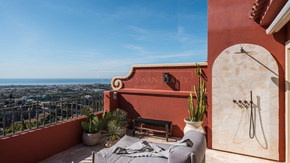 Benahavis, Ático dúplex renovado con vistas panorámicas al mar en Monte Halcones, La Quinta