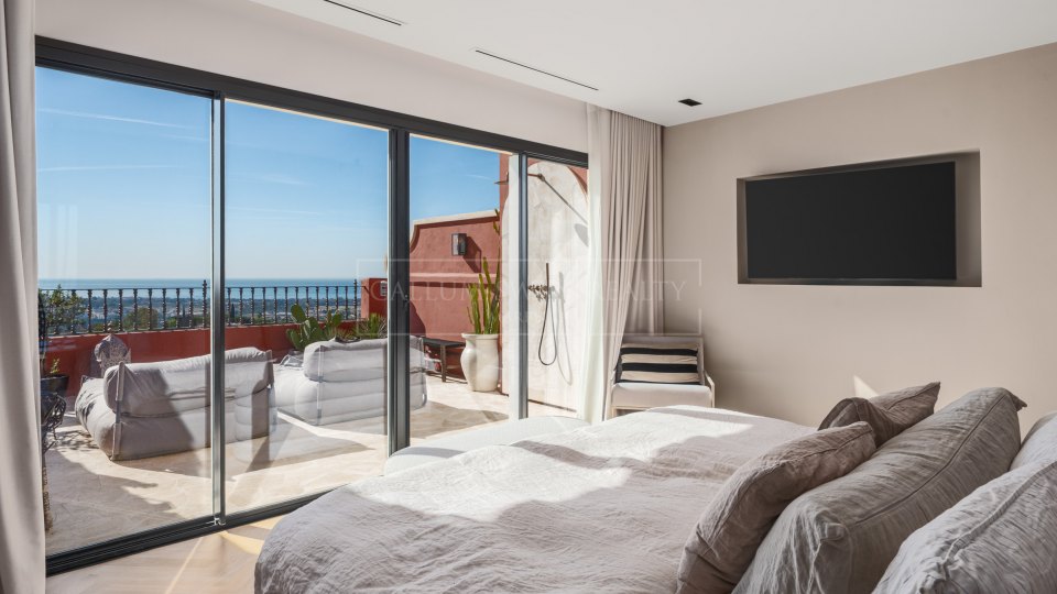 Benahavis, Ático dúplex renovado con vistas panorámicas al mar en Monte Halcones, La Quinta