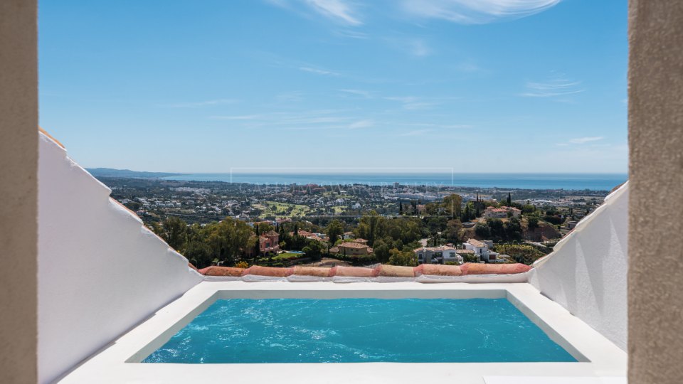 Benahavis, Ático dúplex renovado con vistas panorámicas al mar en Monte Halcones, La Quinta