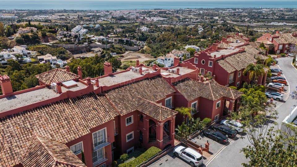 Benahavis, Ático dúplex renovado con vistas panorámicas al mar en Monte Halcones, La Quinta