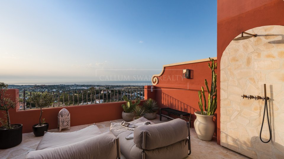 Benahavis, Ático dúplex renovado con vistas panorámicas al mar en Monte Halcones, La Quinta
