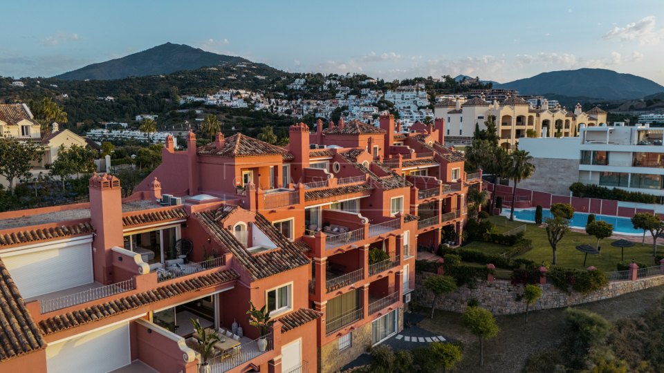 Benahavis, Ático dúplex renovado con vistas panorámicas al mar en Monte Halcones, La Quinta