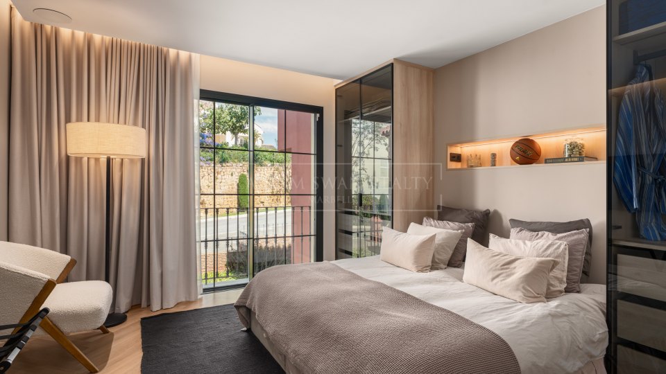 Benahavis, Ático dúplex renovado con vistas panorámicas al mar en Monte Halcones, La Quinta