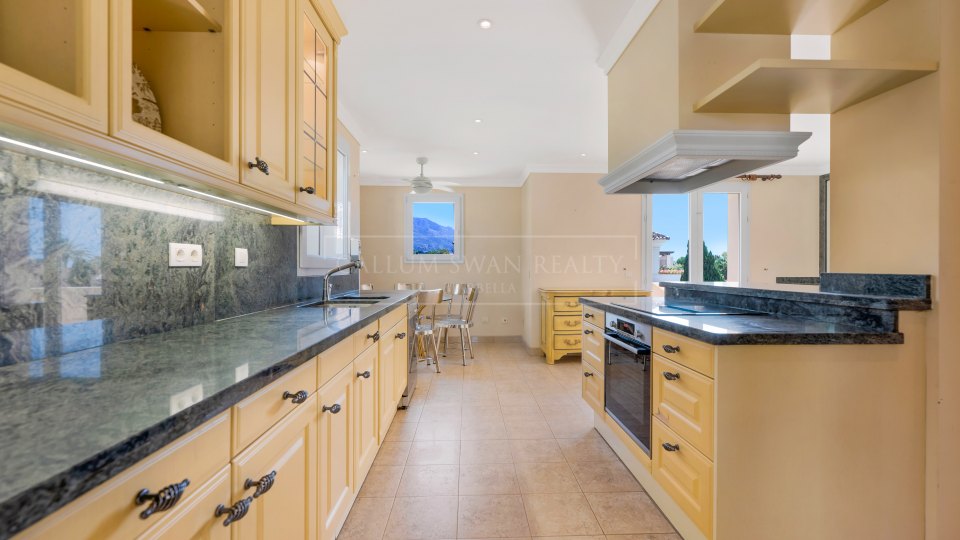 Nueva Andalucia, Spacious Duplex Penthouse in Nueva Andalucia’s Golf Valley, Marbella