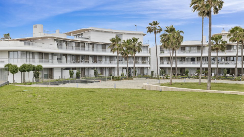 Estepona, Apartamento en primera línea de playa con vistas al mar en la nueva Milla de Oro de Estepona