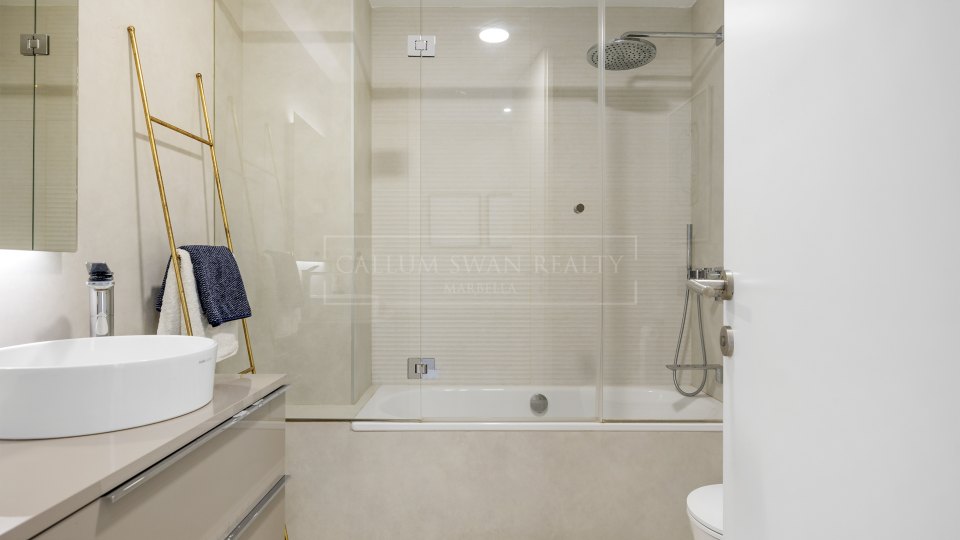 Estepona, Apartamento en primera línea de playa con vistas al mar en la nueva Milla de Oro de Estepona