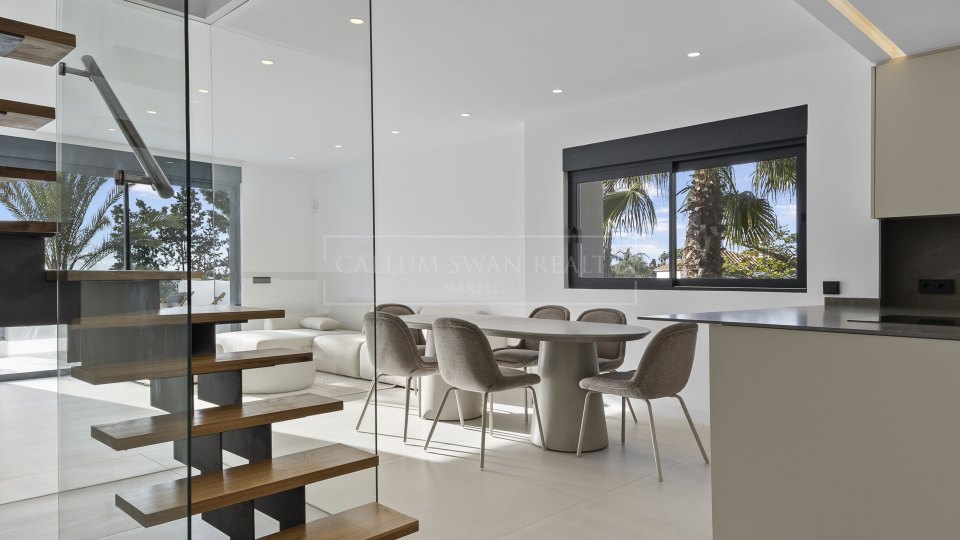 Ático Moderno con Vistas al Mar en El Paraiso, Estepona
