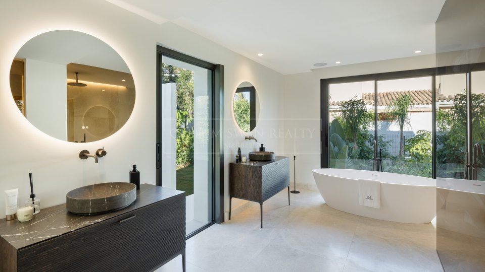 Nueva Andalucia, Modern Villa with Views in Nueva Andalucia’s Golf Valley
