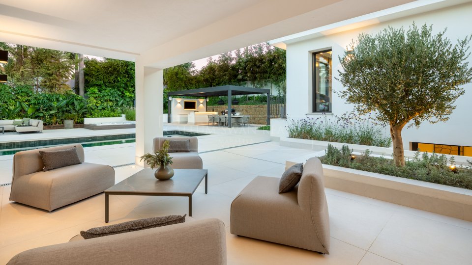 Nueva Andalucia, Modern Villa with Views in Nueva Andalucia’s Golf Valley