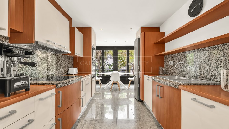 Marbella Est, Appartement élégant de trois chambres à Los Monteros Park, Marbella Est