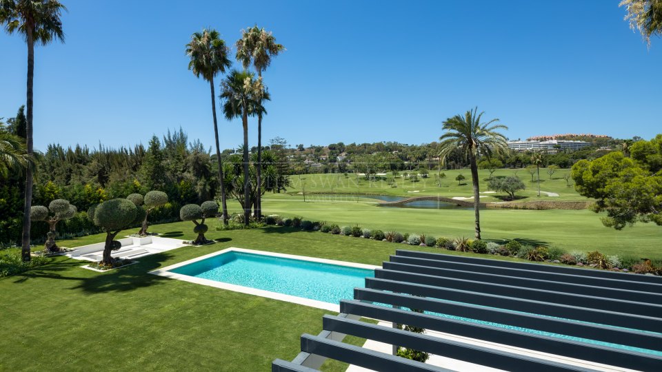 Nueva Andalucia, Modern Golf-Front Villa with Luxury Amenities in Nueva Andalucía