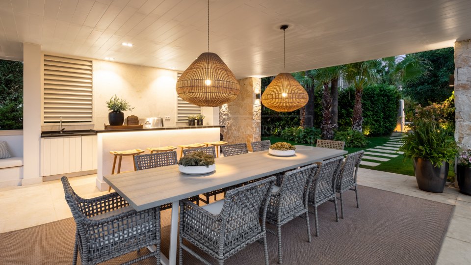 Nueva Andalucia, Modern Golf-Front Villa with Luxury Amenities in Nueva Andalucía
