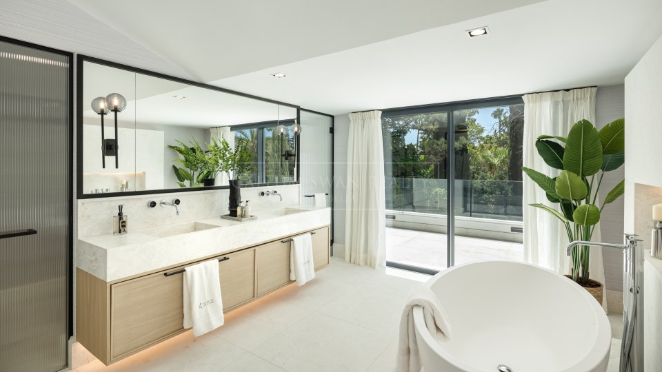 Nueva Andalucia, Modern Golf-Front Villa with Luxury Amenities in Nueva Andalucía