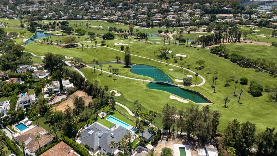Nueva Andalucia, Modern Golf-Front Villa with Luxury Amenities in Nueva Andalucía