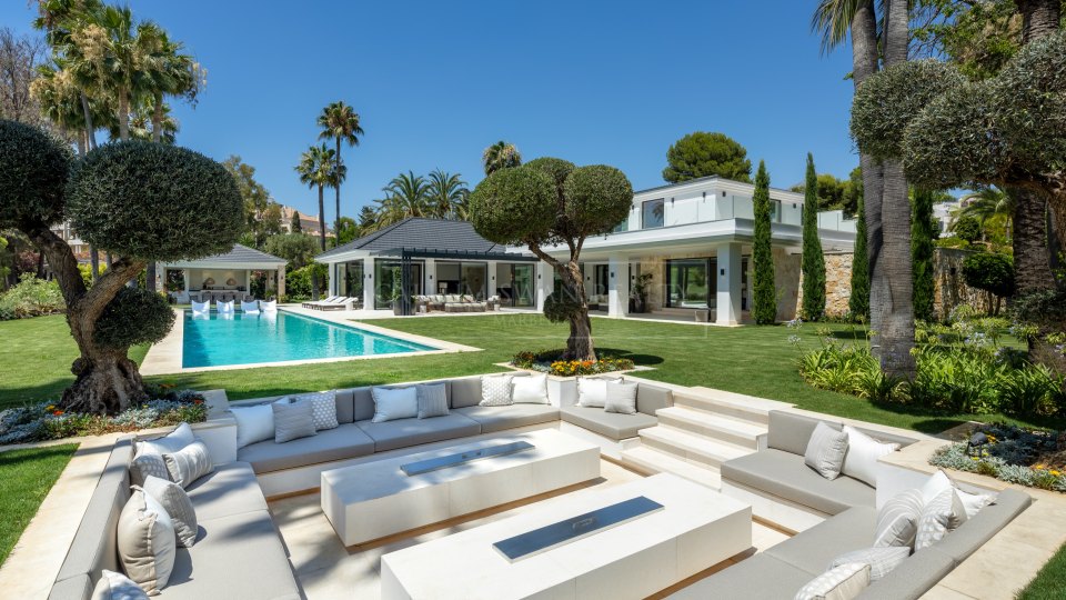 Nueva Andalucia, Modern Golf-Front Villa with Luxury Amenities in Nueva Andalucía