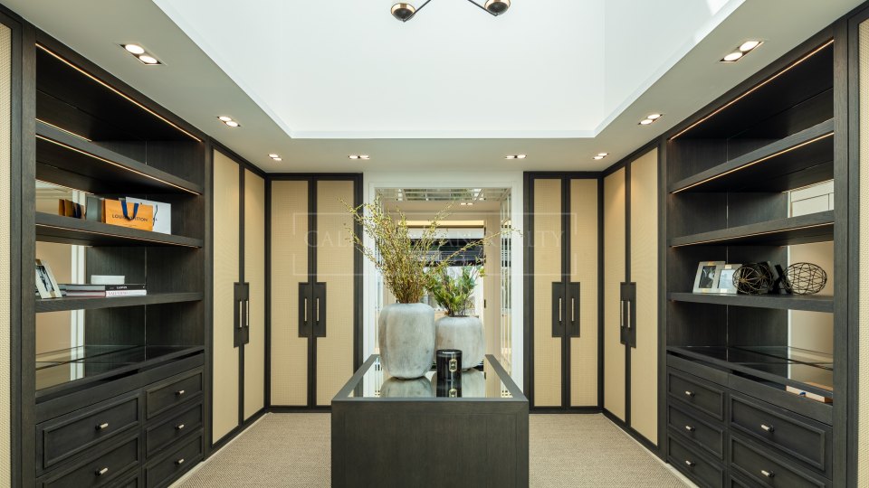 Nueva Andalucia, Modern Golf-Front Villa with Luxury Amenities in Nueva Andalucía
