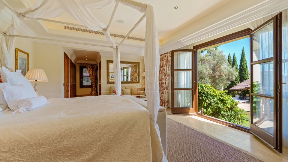 Marbella Golden Mile, Elegante villa de estilo andaluz en venta en Las Lomas del Marbella Club, Milla de Oro