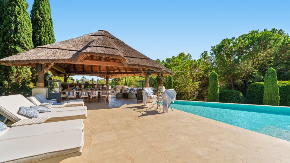 Marbella Golden Mile, Elegante villa de estilo andaluz en venta en Las Lomas del Marbella Club, Milla de Oro