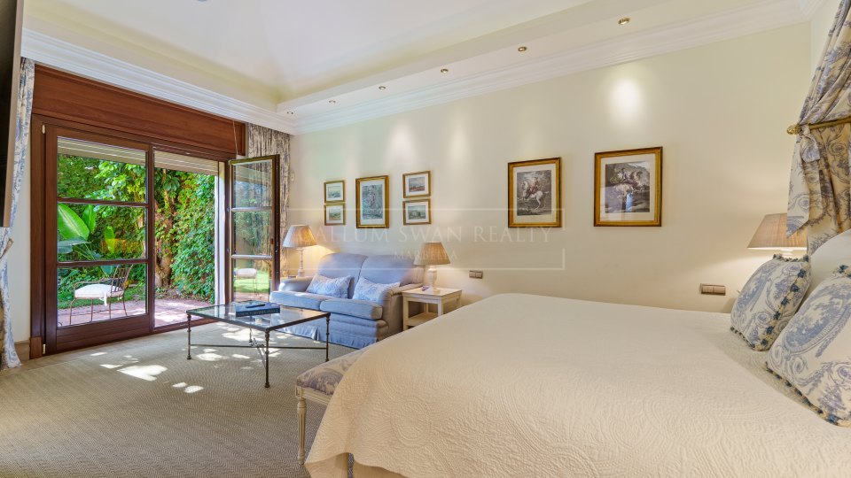 Marbella Golden Mile, Elegante villa de estilo andaluz en venta en Las Lomas del Marbella Club, Milla de Oro