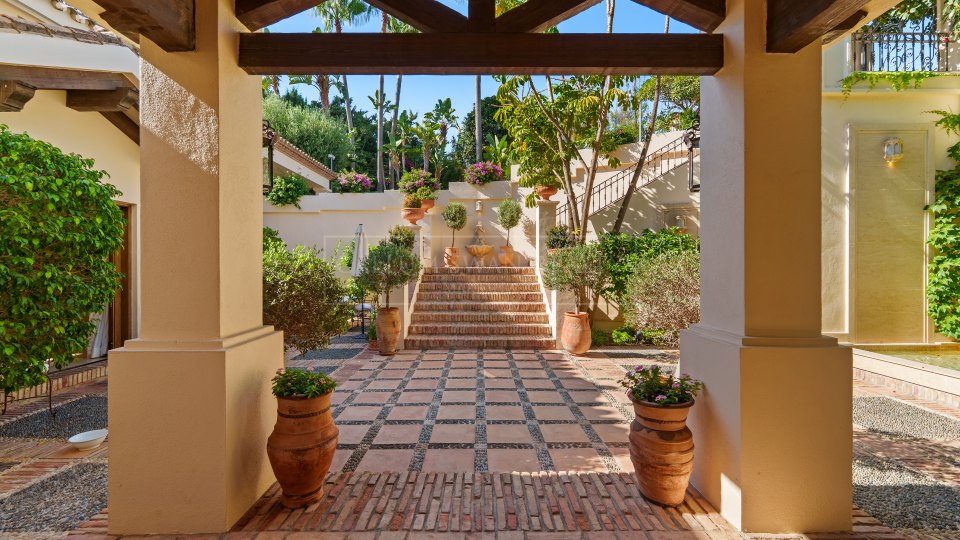 Marbella Golden Mile, Elegante villa de estilo andaluz en venta en Las Lomas del Marbella Club, Milla de Oro