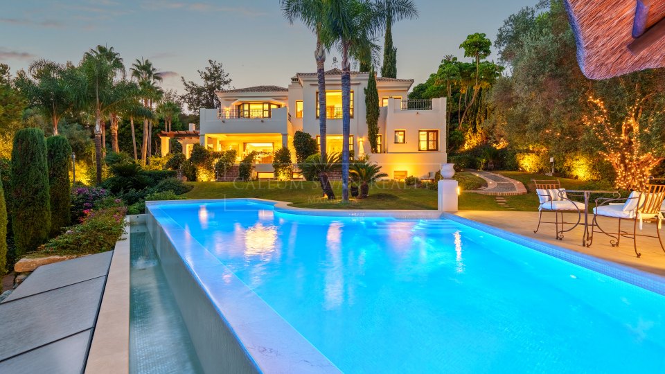 Marbella Golden Mile, Elegante villa de estilo andaluz en venta en Las Lomas del Marbella Club, Milla de Oro