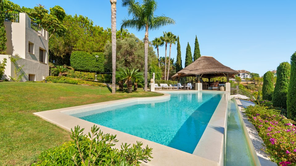 Marbella Golden Mile, Elegante villa de estilo andaluz en venta en Las Lomas del Marbella Club, Milla de Oro