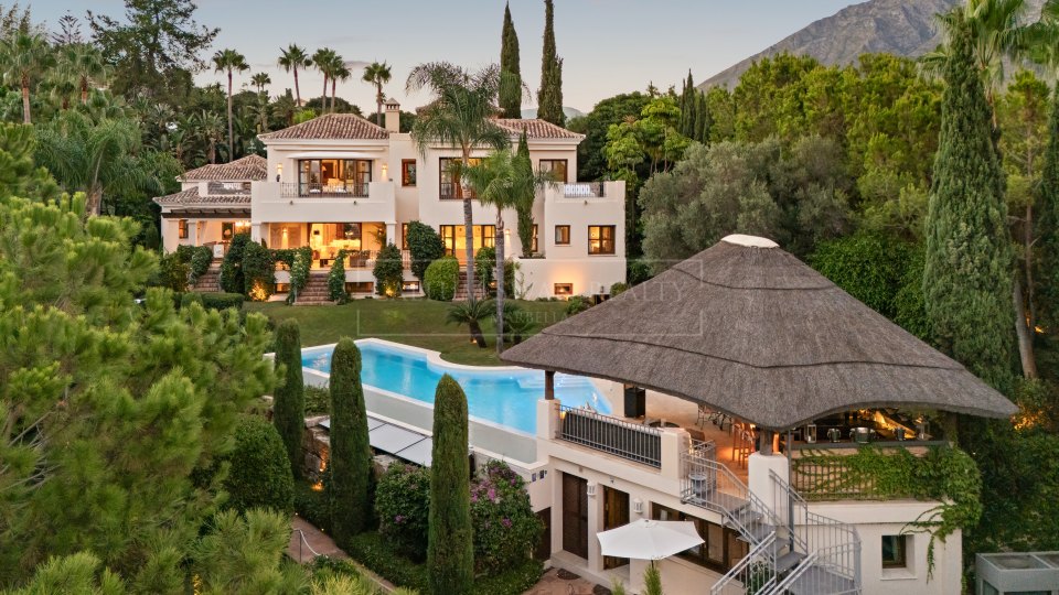 Marbella Golden Mile, Elegante villa de estilo andaluz en venta en Las Lomas del Marbella Club, Milla de Oro