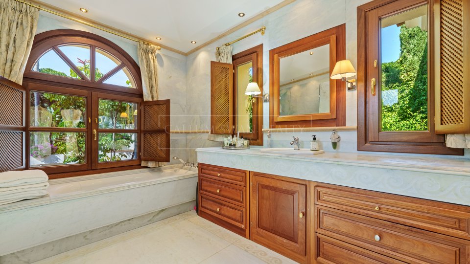 Marbella Golden Mile, Elegante villa de estilo andaluz en venta en Las Lomas del Marbella Club, Milla de Oro