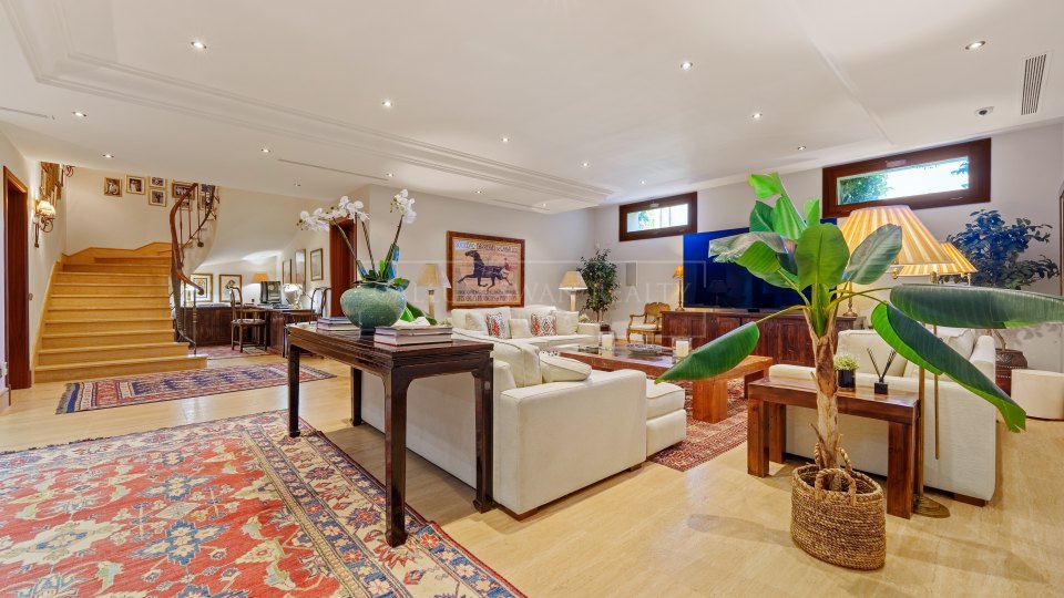 Marbella Golden Mile, Elegante villa de estilo andaluz en venta en Las Lomas del Marbella Club, Milla de Oro