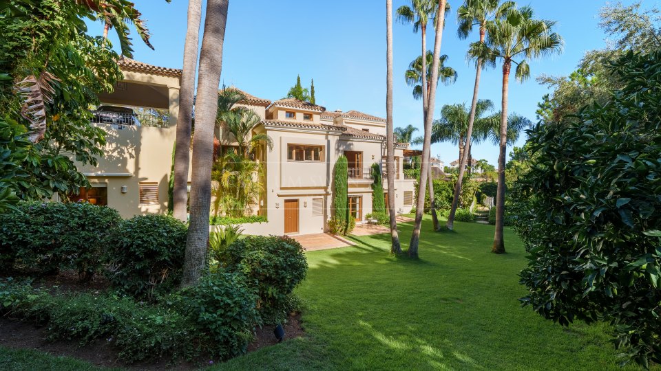 Marbella Golden Mile, Elegante villa de estilo andaluz en venta en Las Lomas del Marbella Club, Milla de Oro