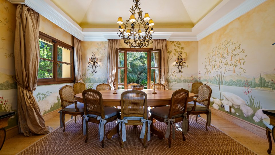 Marbella Golden Mile, Elegante villa de estilo andaluz en venta en Las Lomas del Marbella Club, Milla de Oro