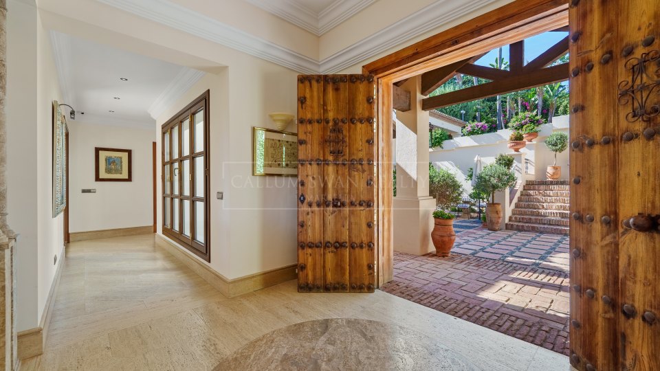 Marbella Golden Mile, Elegante villa de estilo andaluz en venta en Las Lomas del Marbella Club, Milla de Oro