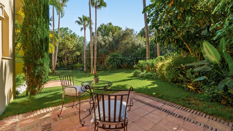 Marbella Golden Mile, Elegante villa de estilo andaluz en venta en Las Lomas del Marbella Club, Milla de Oro