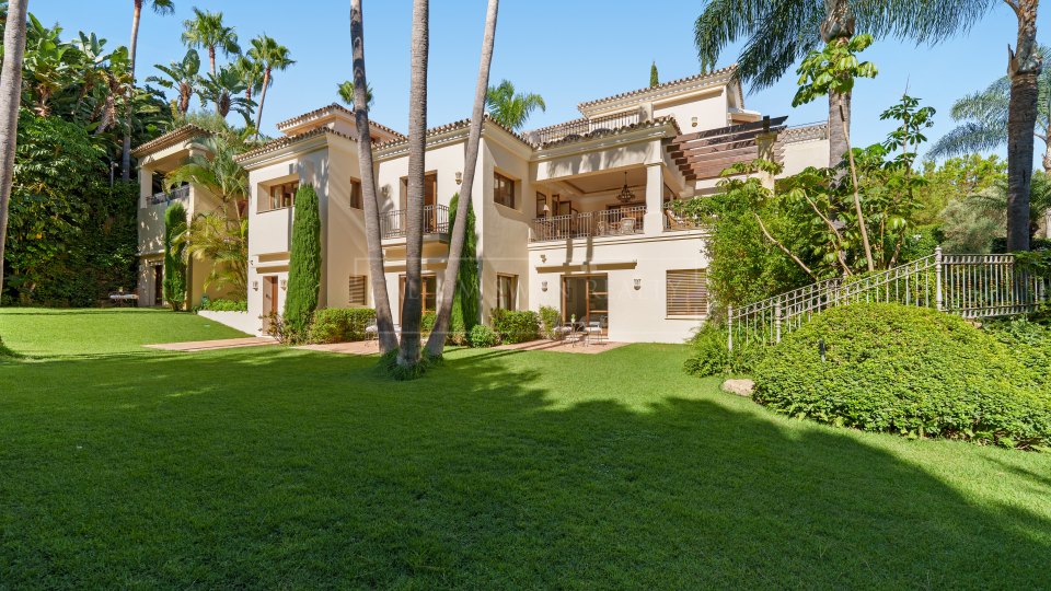 Marbella Golden Mile, Elegante villa de estilo andaluz en venta en Las Lomas del Marbella Club, Milla de Oro