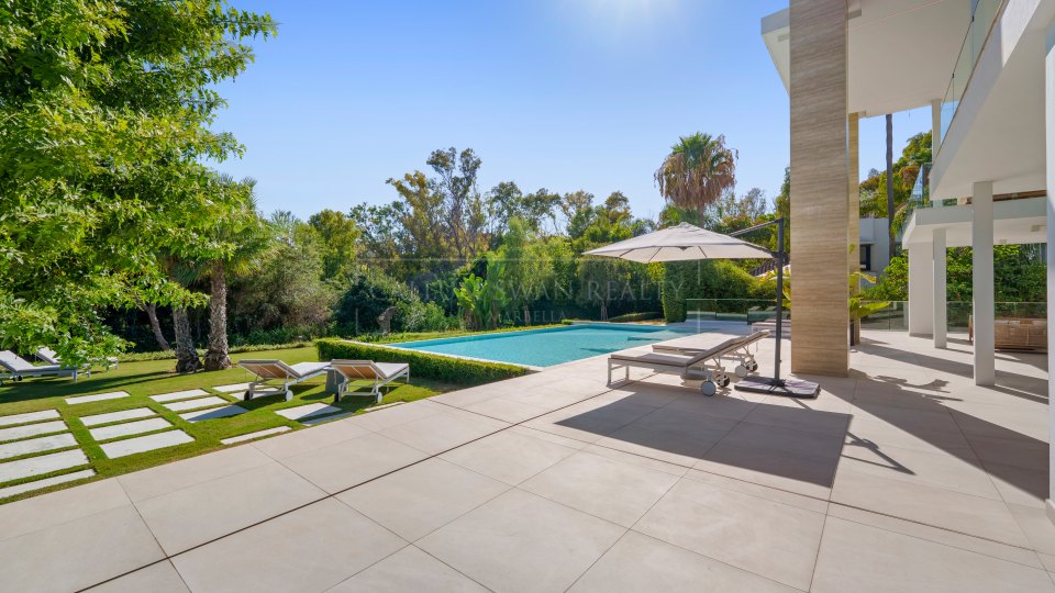 Marbella Golden Mile, Élégante villa à vendre avec vue dégagée à Altos de Puente Romano, sur la Golden Mile de Marbella